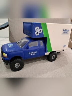 SeaWorld Rescue Mobile Unit Toy Truck Animal Rescue Vehicle 13” Doors Open